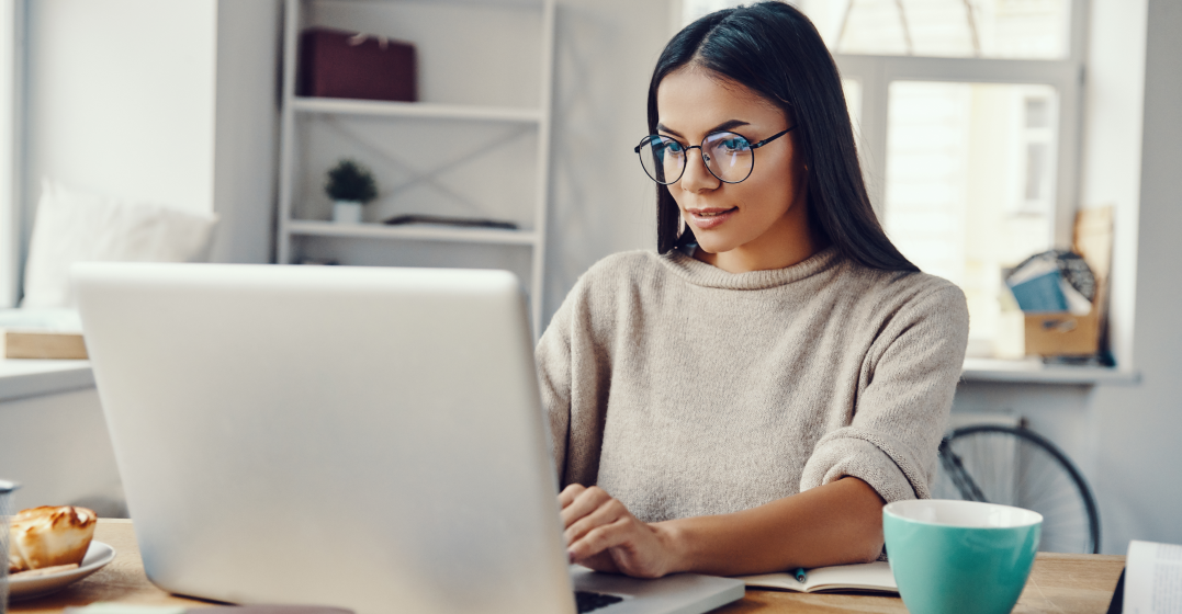 woman googling machine language learning on her laptop
