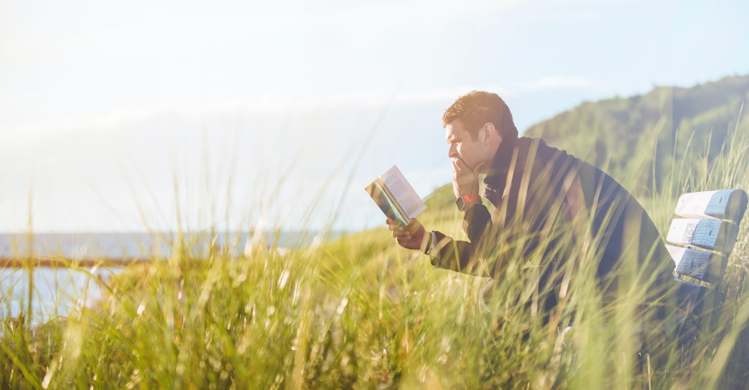 Hombre leyendo poemas en inglés