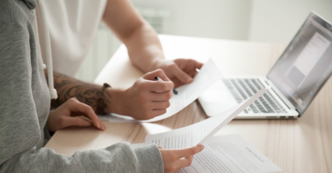 employee and staff member looking at the notice period on Germany