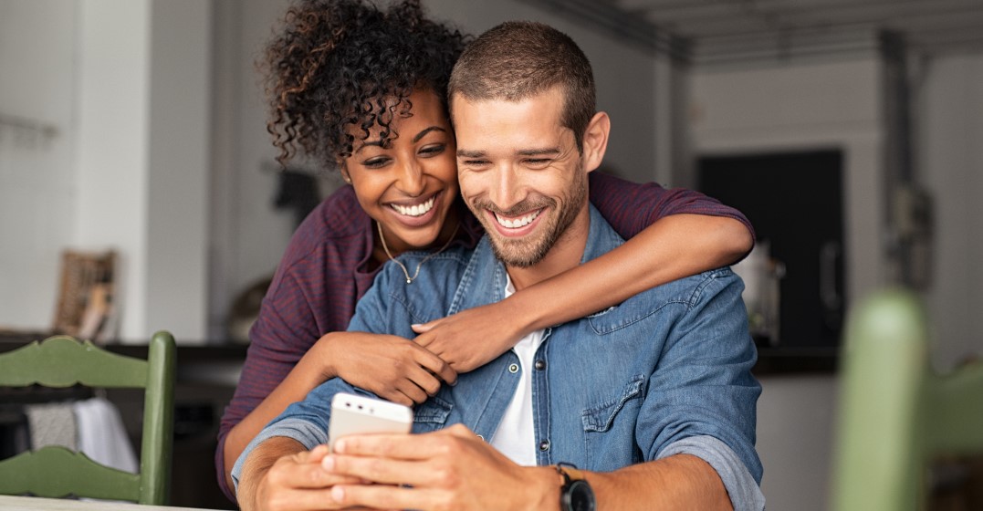 couple saying i love you in spanish