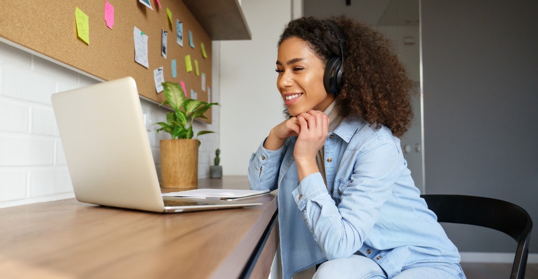 woman leanring english online and the difference between can and could