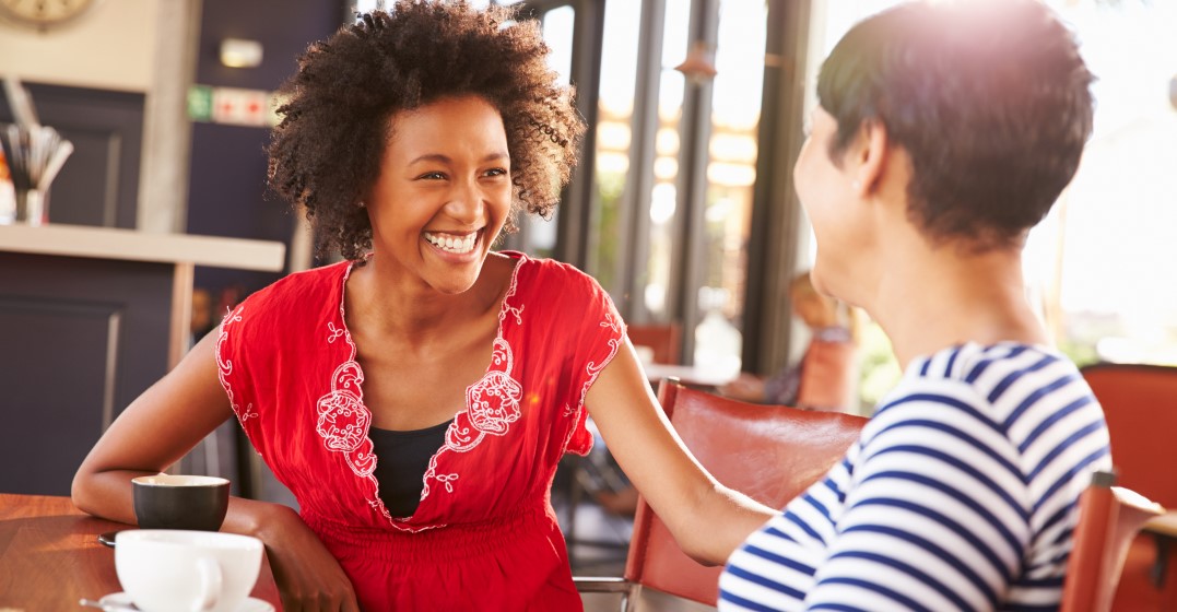 women talking and practising French icebreakers to start a french conversation