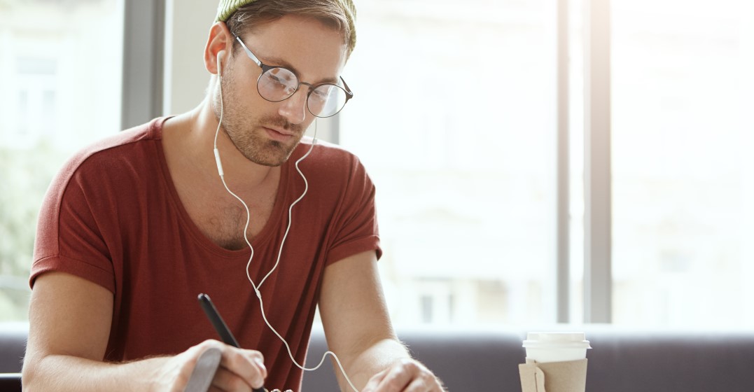 man learning the colours in french