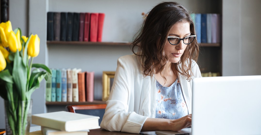 woman googling How to use countable vs uncountable nouns in English