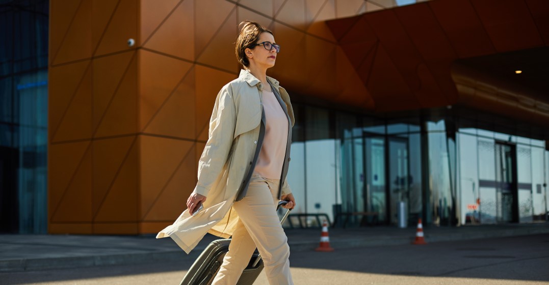 woman leaving work after handing her notice in