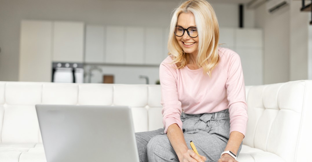 woman learning the Past Simple versus Past Continuous