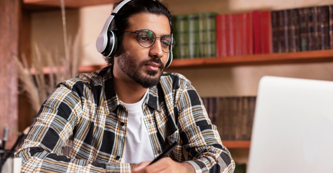 man studying the Top 50 phrasal verbs in English