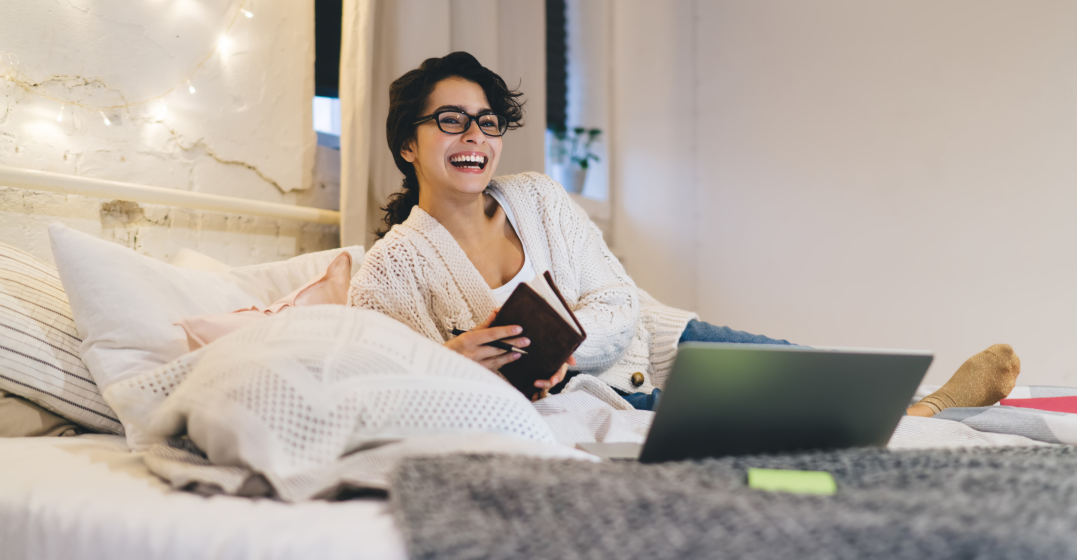 Jeune femme se demandant s'il est possible d'apprendre une langue en dormant