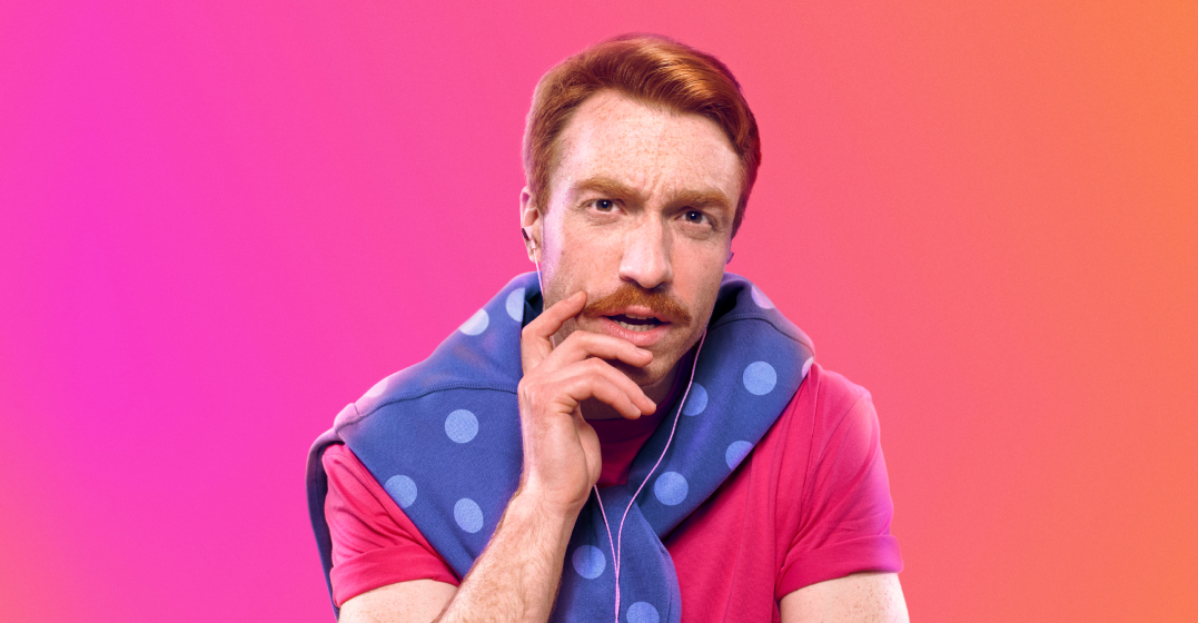 A person with a pink shirt in thinker pose wondering if they should take the Lingoda Sprint