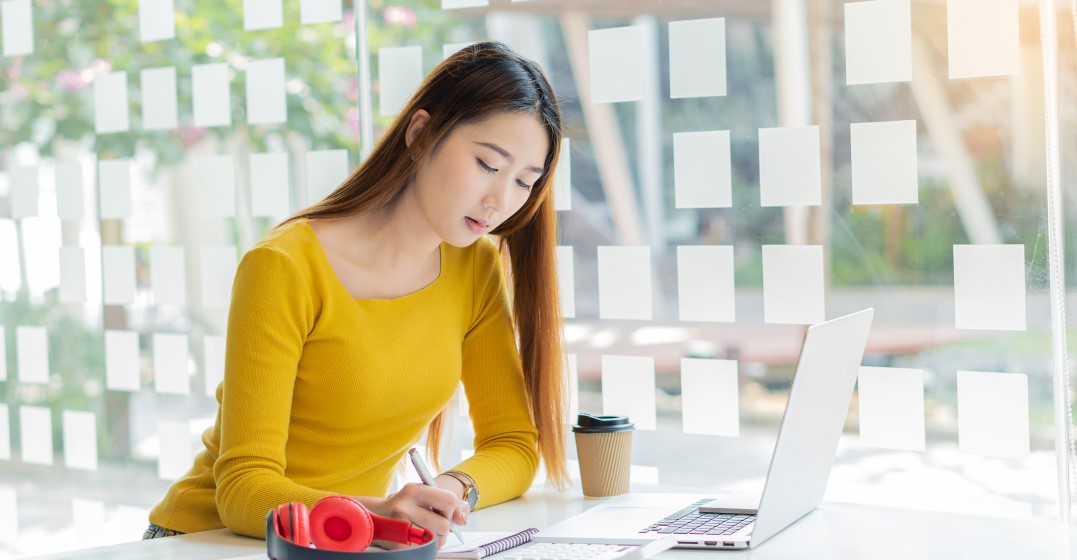 woman studying relative clauses in English