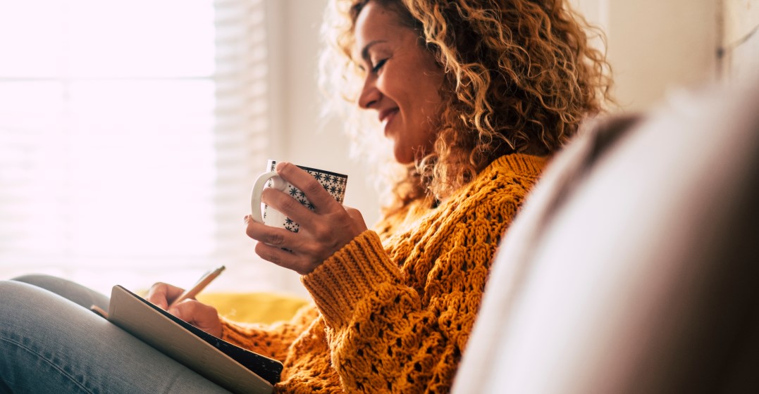 woman researching how to use simple french phrases for beginners