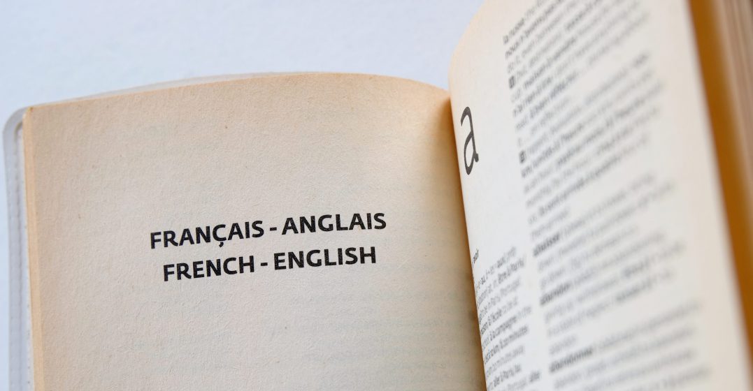 Une page ouverte dans un dictionnaire