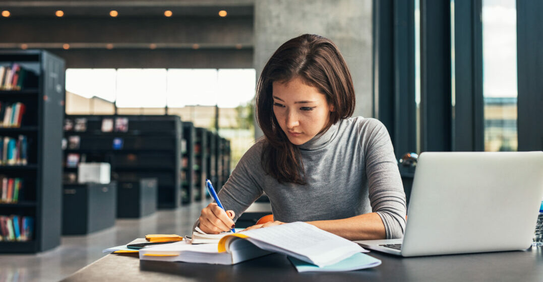 German verbs with prepositions: Woman studying with notebook