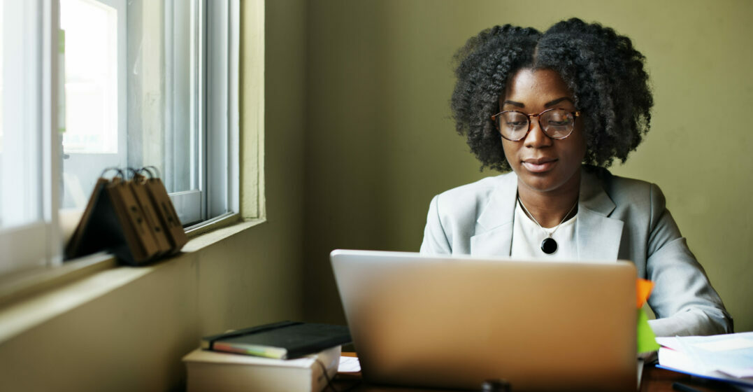 Formation eligibles au CPF: Femme faire du recherche en ligne