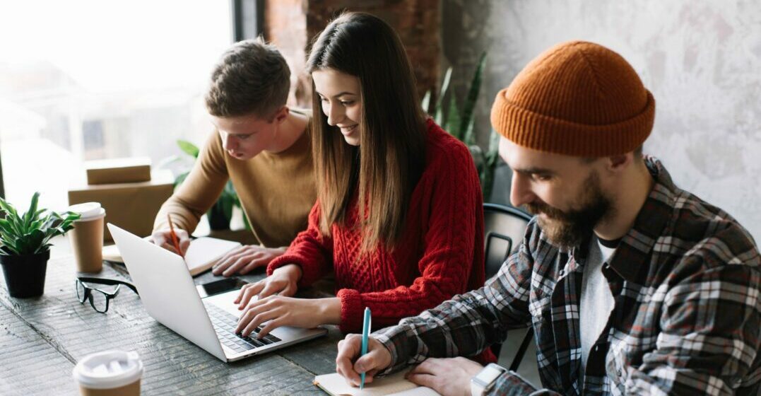 3 Studenten an ihren Laptops lernen, wie sie ihre Sprachkenntnisse nicht vergessen