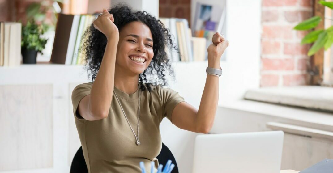 Femme en position de victoire qui se remet se remet à l'apprentissage d'une langue après une longue pause