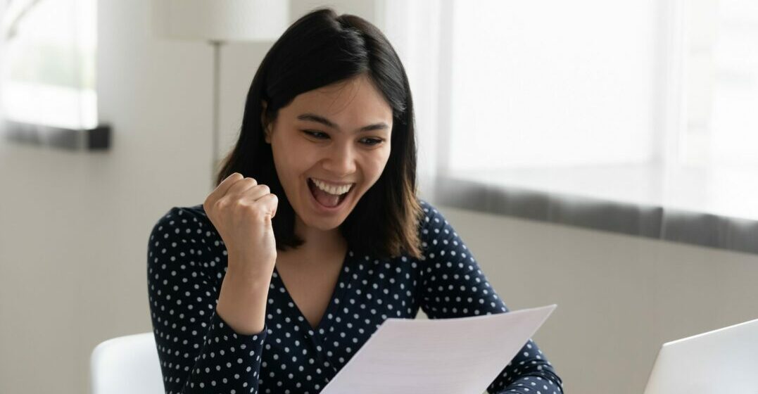 Jeune femme heureuse avec la certification CECRL de Lingoda