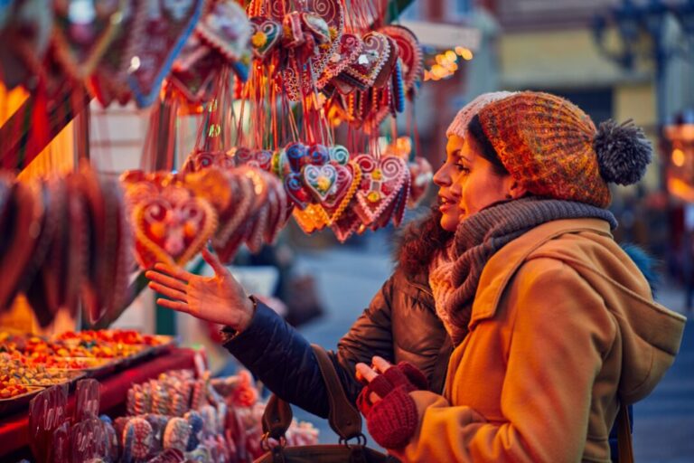 Amigos comprando dulces en el mercado navideño y hablando de tradiciones navideñas originales