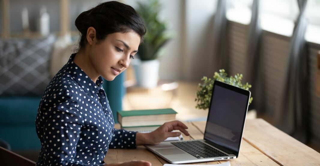 femme qui apprend comment utiliser le prétérit en anglais