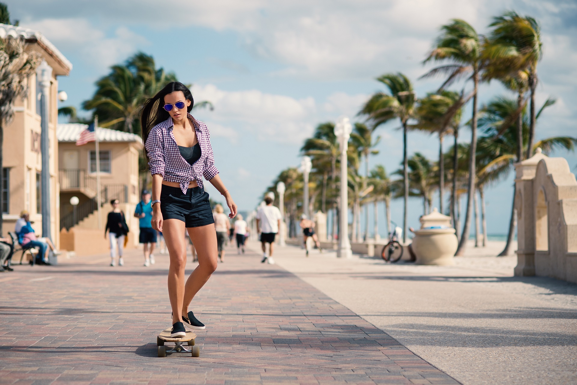 Mujer en monopatín preguntándose qué hacer en Miami