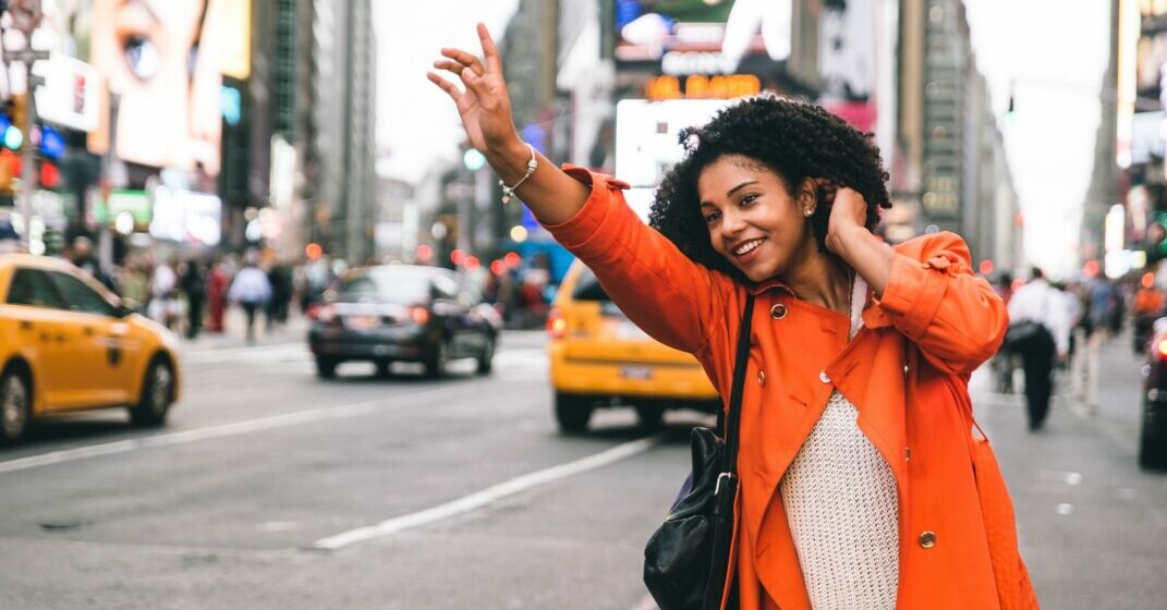 Una mujer llama a un taxi y se pregunta qué hacer en Nueva York