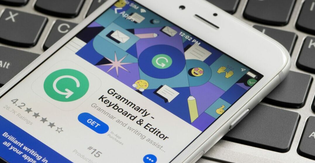 A phonescreen with the grammaly app as top grammar check tool