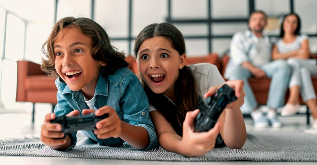 A girl and a boy playing one of the best French video games