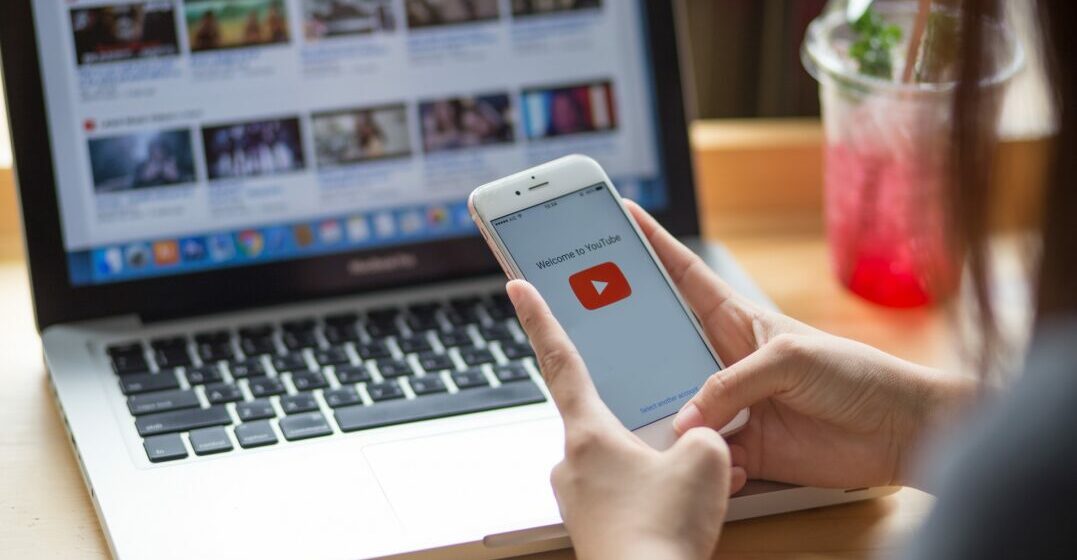 Una mujer revisa los canales de Youtube para aprender inglés en español