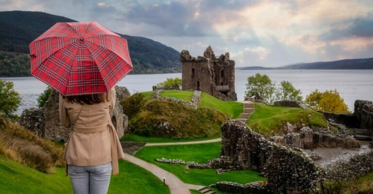 Eine Frau, die eine der interessantesten Sehenswürdigkeiten in Schottland besichtigt