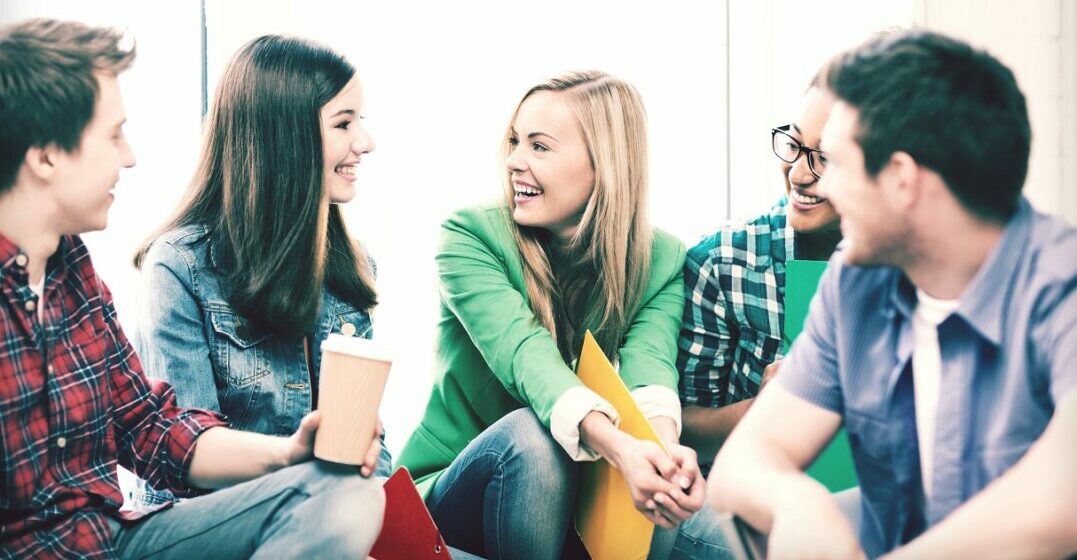 Freunden, die über englische Wörter in der deutschen Sprache reden