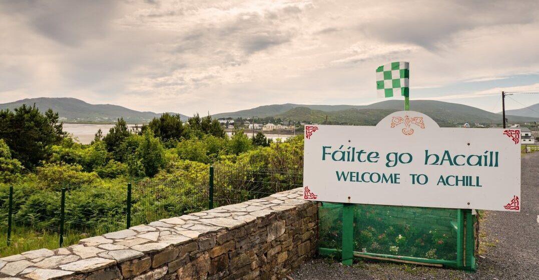 A road sign showing Ireland's official languages