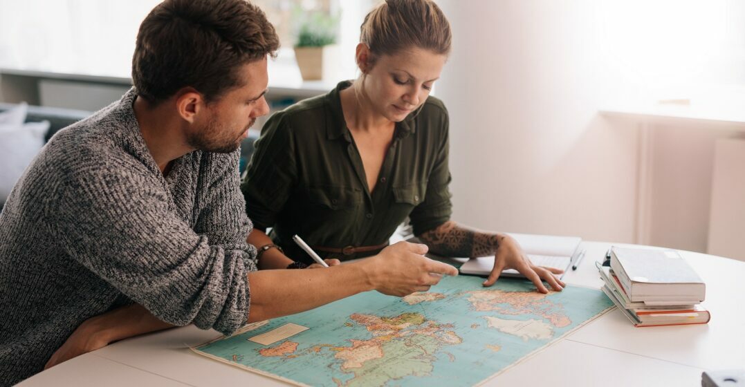 Couple apprenant les pays en anglais