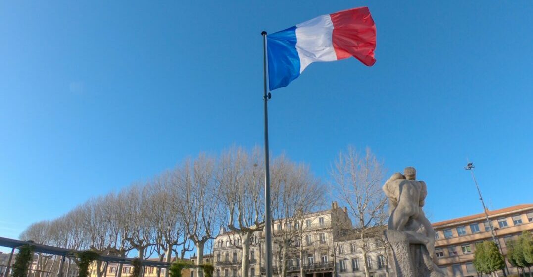 Flag illustrating the chant des partisans and its lyrics