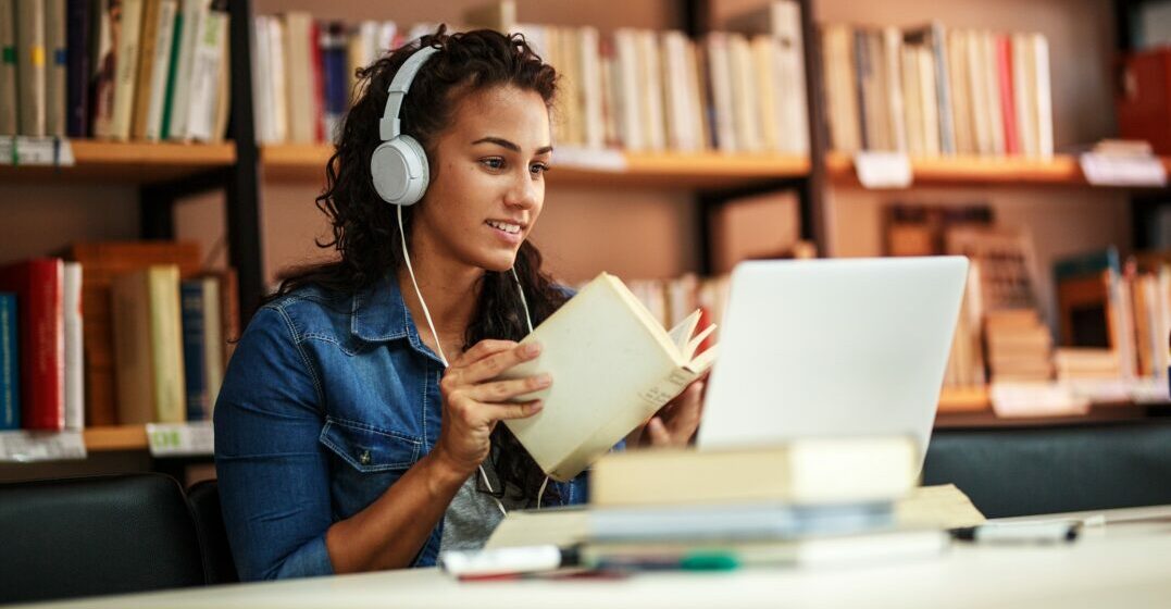 Femme apprenant les adjectifs qualificatifs en anglais