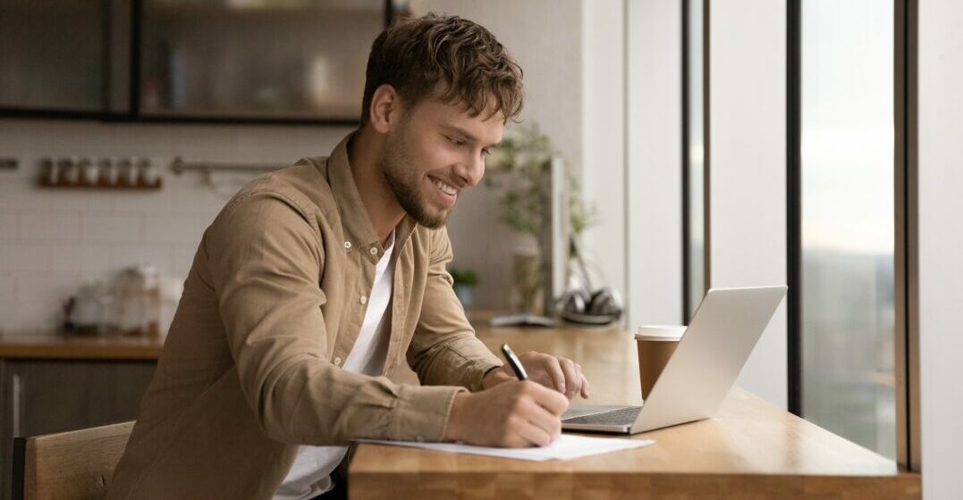 homme appprenant quand mettre the en anglais