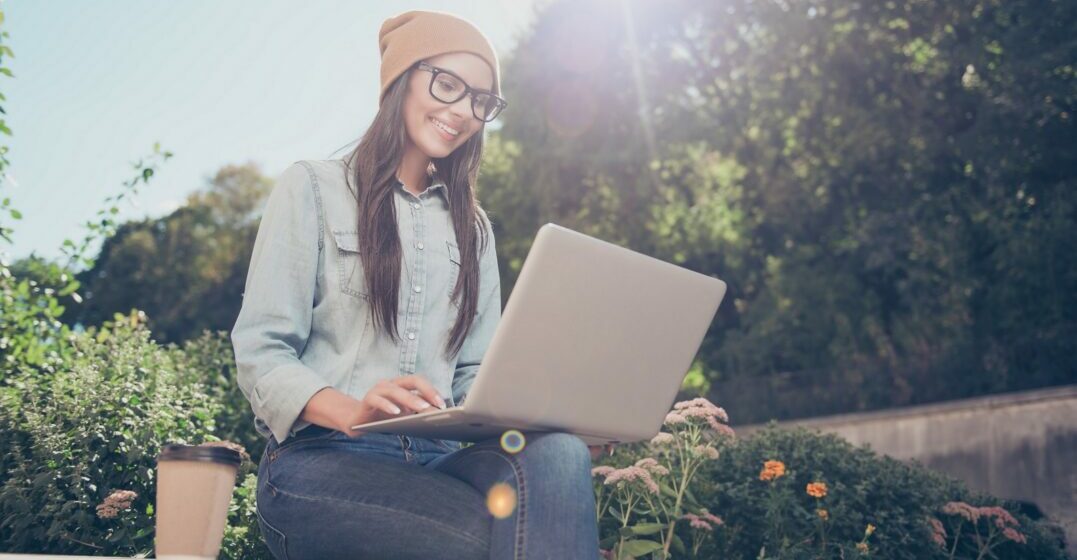femme en train d'écrire un e-mail en anglais