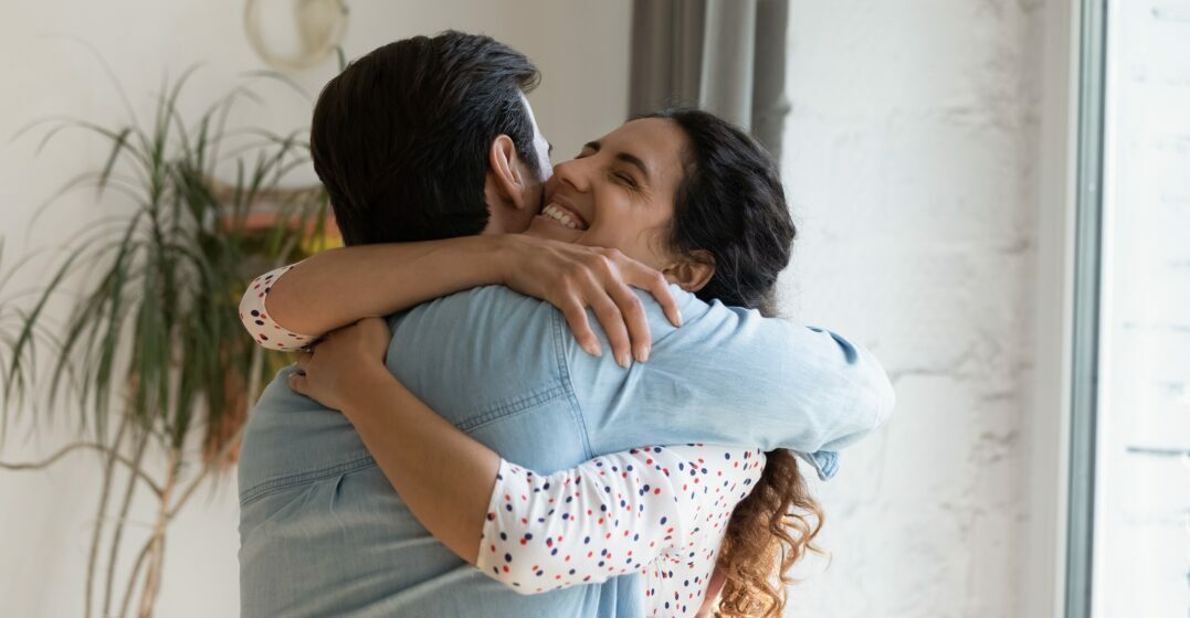 Two people hugging and saying thank you in German