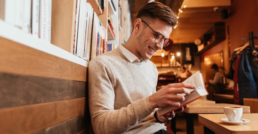 Homme lisant un texte en anglais pour s'entraîner à lire