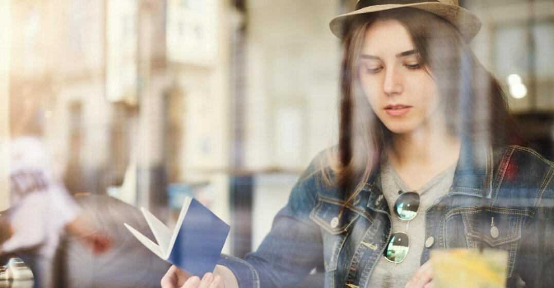 Una mujer utiliza la claves del permiso de trabajo en Estados Unidos