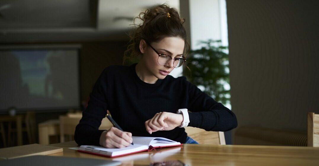 Woman learning expressing time in French