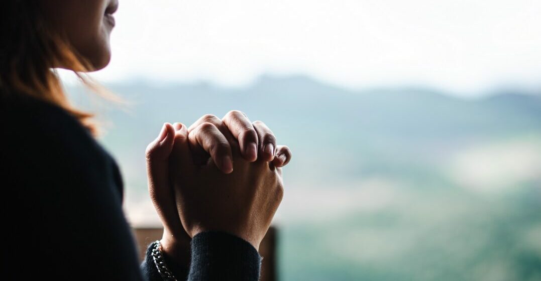 Woman praying - how many religions are there in the United states