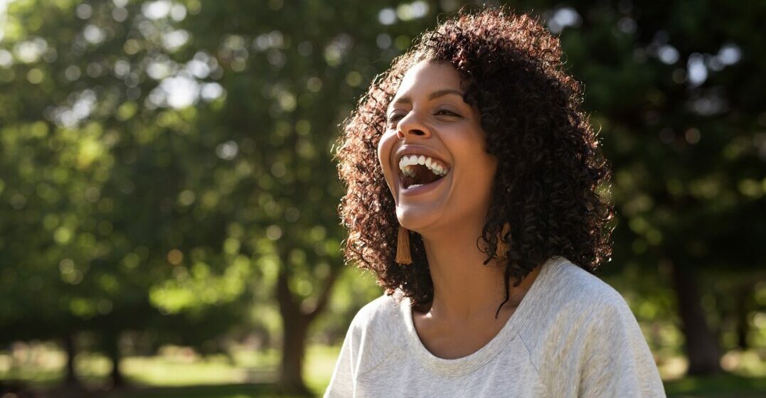 Happy woman illustrating emotions in French