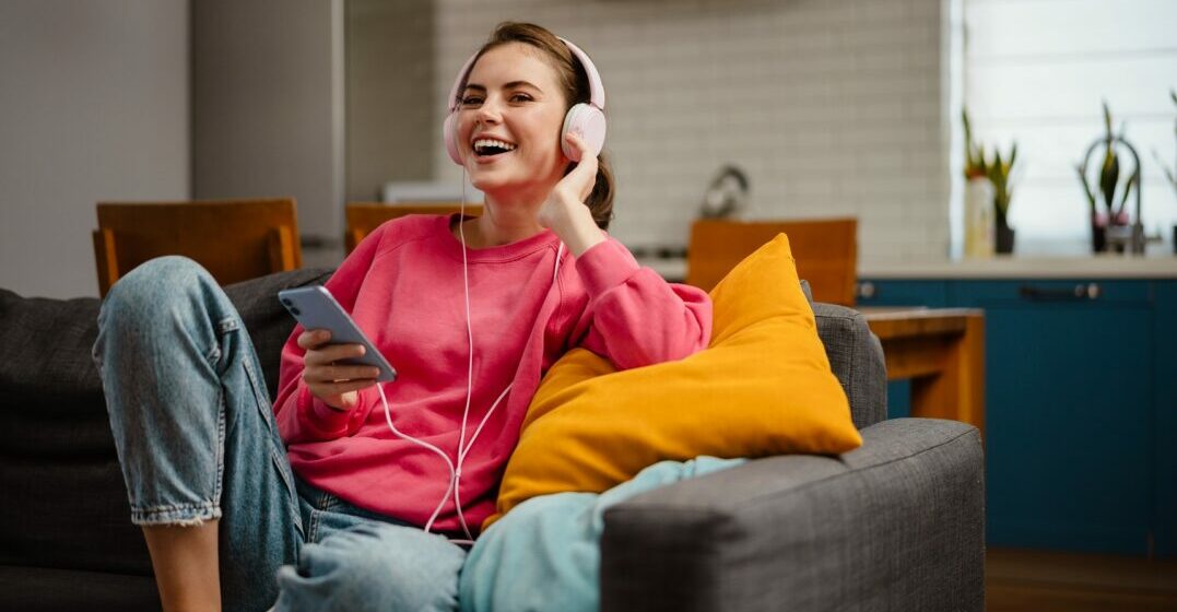Femme écoutant une chanson pour apprendre l'anglais