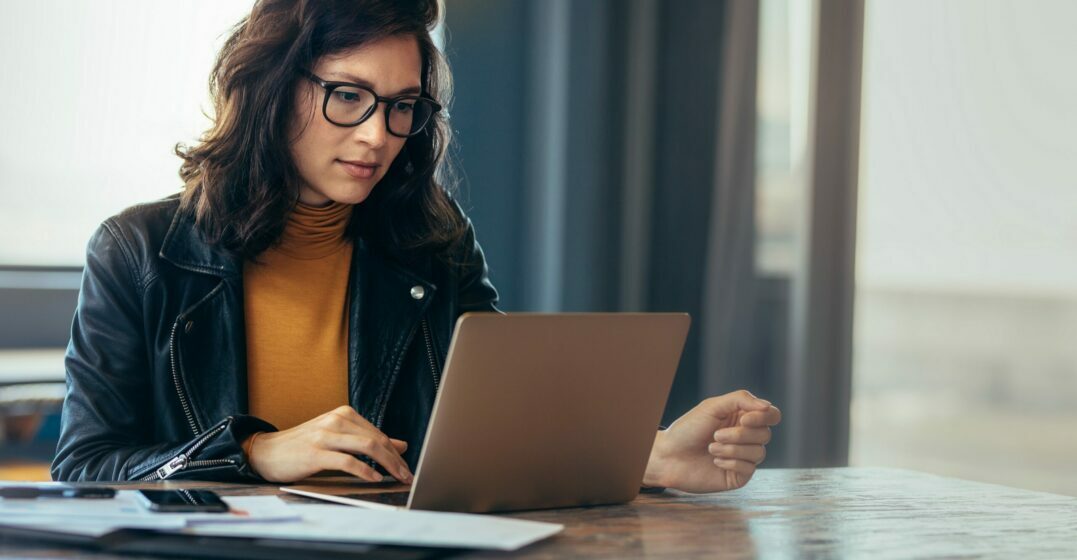 Woman with a laptop applying for a social security number in germany