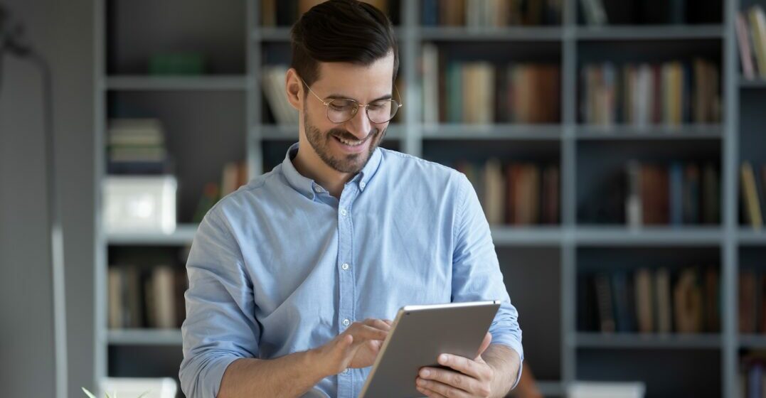 Homme apprenant l'argot américain sur sa tablette