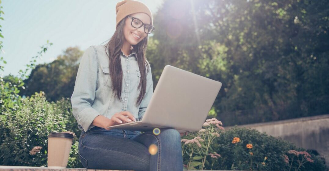 Woman learning the months in French online