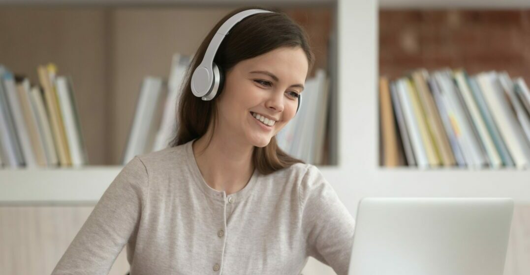 Girl with headphones in front of her laptop studying indefinite pronoouns