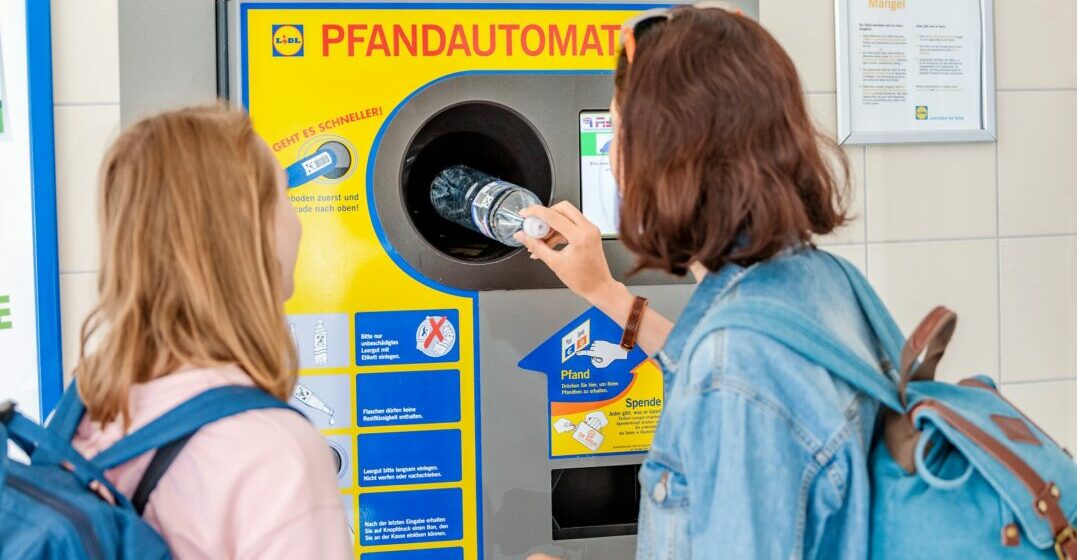 2 girls recycling bottles - do's and don'ts in Germany