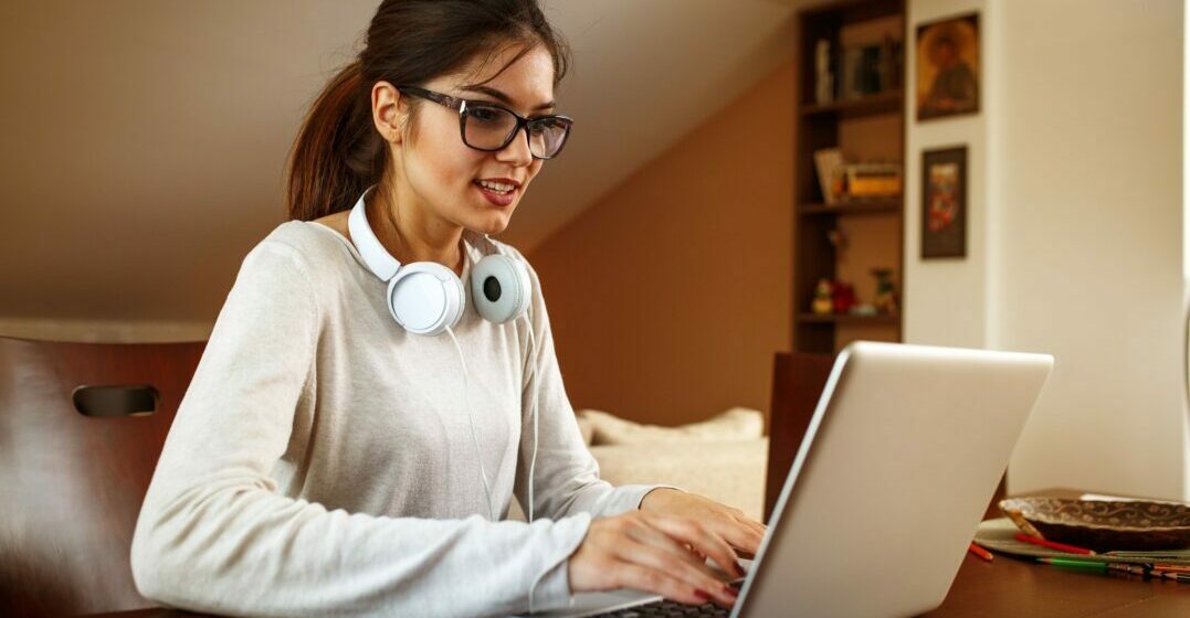Jeune femme en train d'apprendre le verbe avoir en anglais