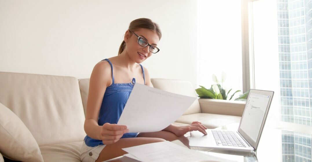 Jeune femme utilisant un correcteur anglais pour corriger ses textes